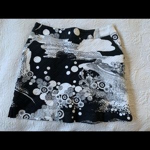 Black and white Bugatchi Women’s size 6 skort
